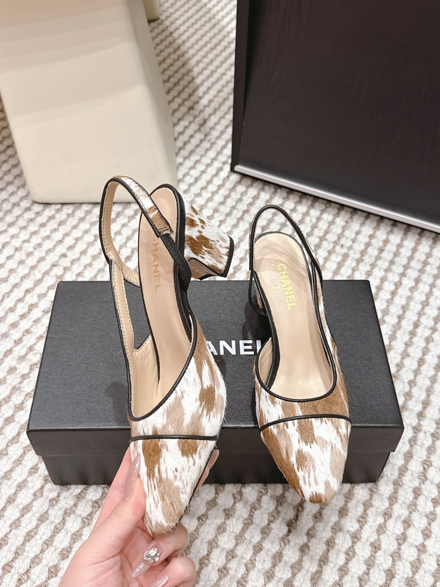 CC 26s Slingback 65 Beige White Leopard Leather 652655